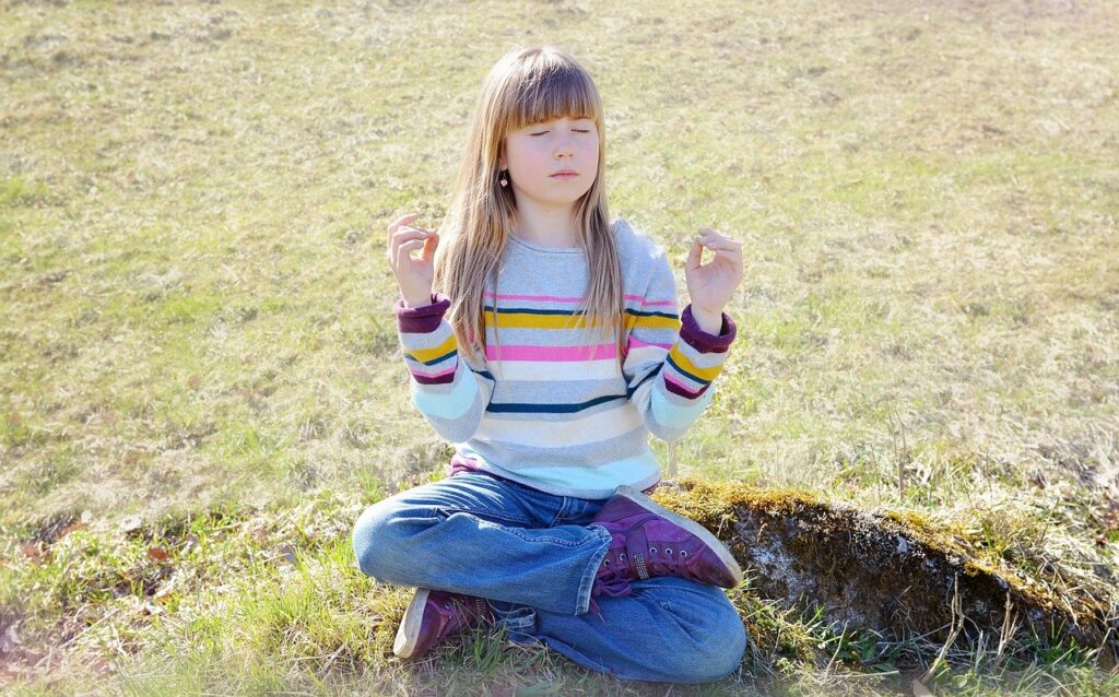 niña mindfullness meditacion