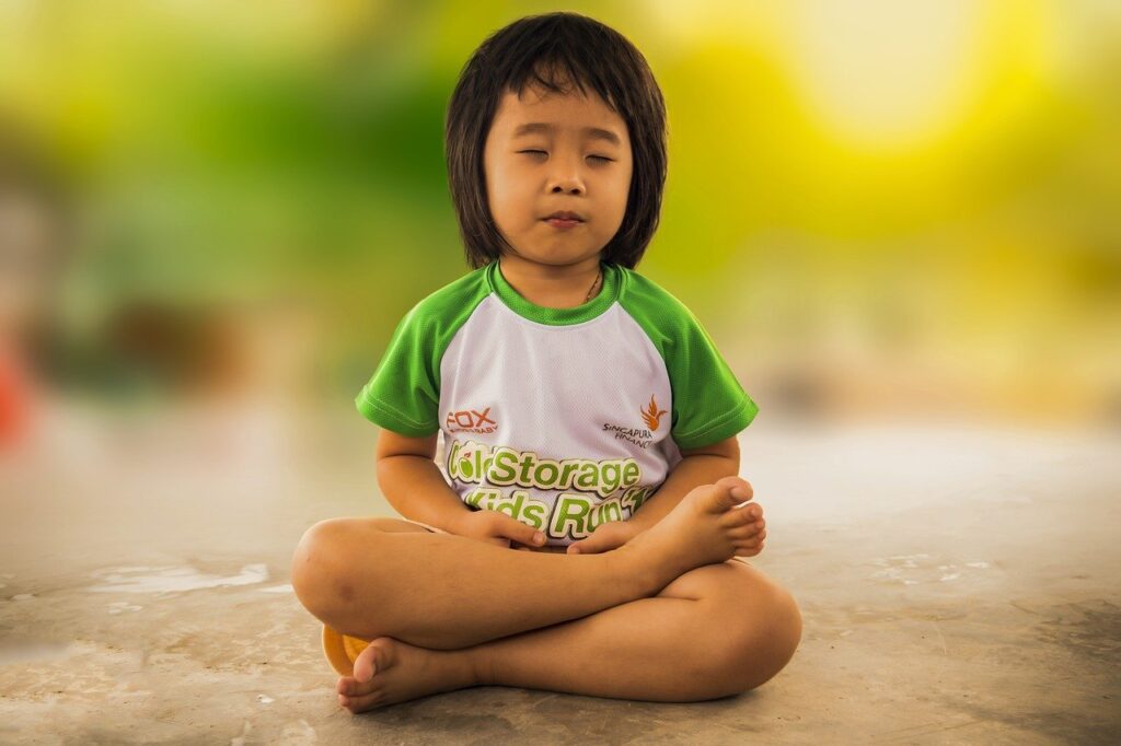niña mindfullness meditación yoga