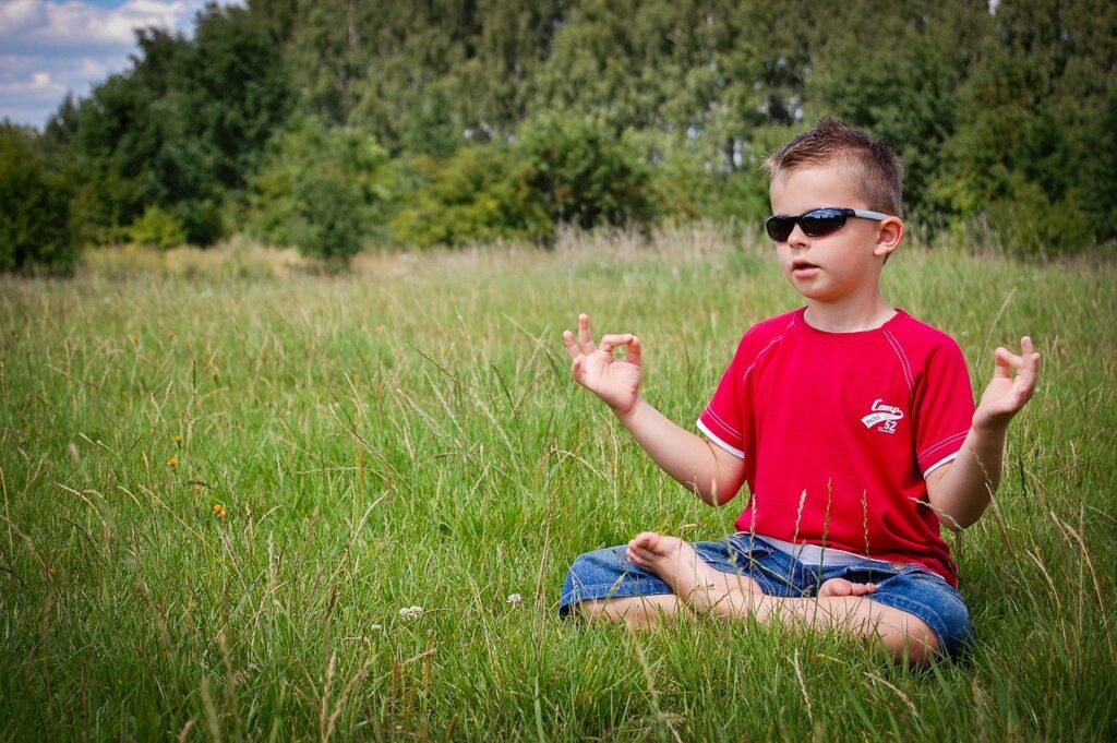 niña mindfullness meditación campo